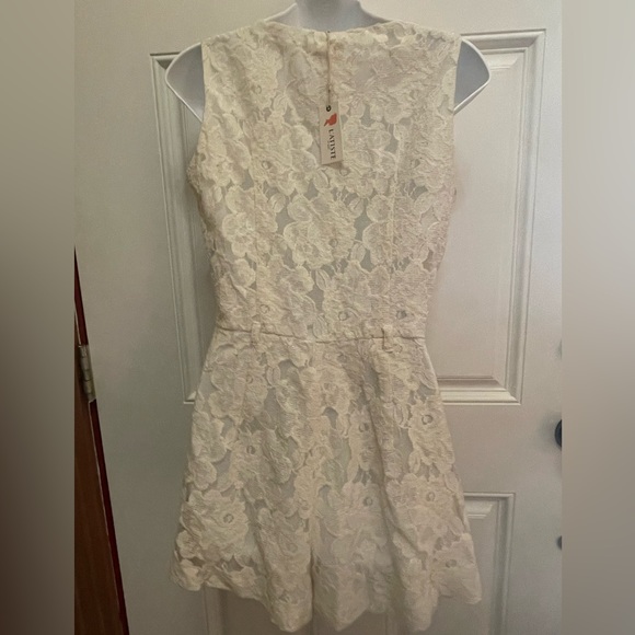 Medium size Jumper by L’atiste in a Lacey ivory coloured finish with belt straps - Picture 5 of 9